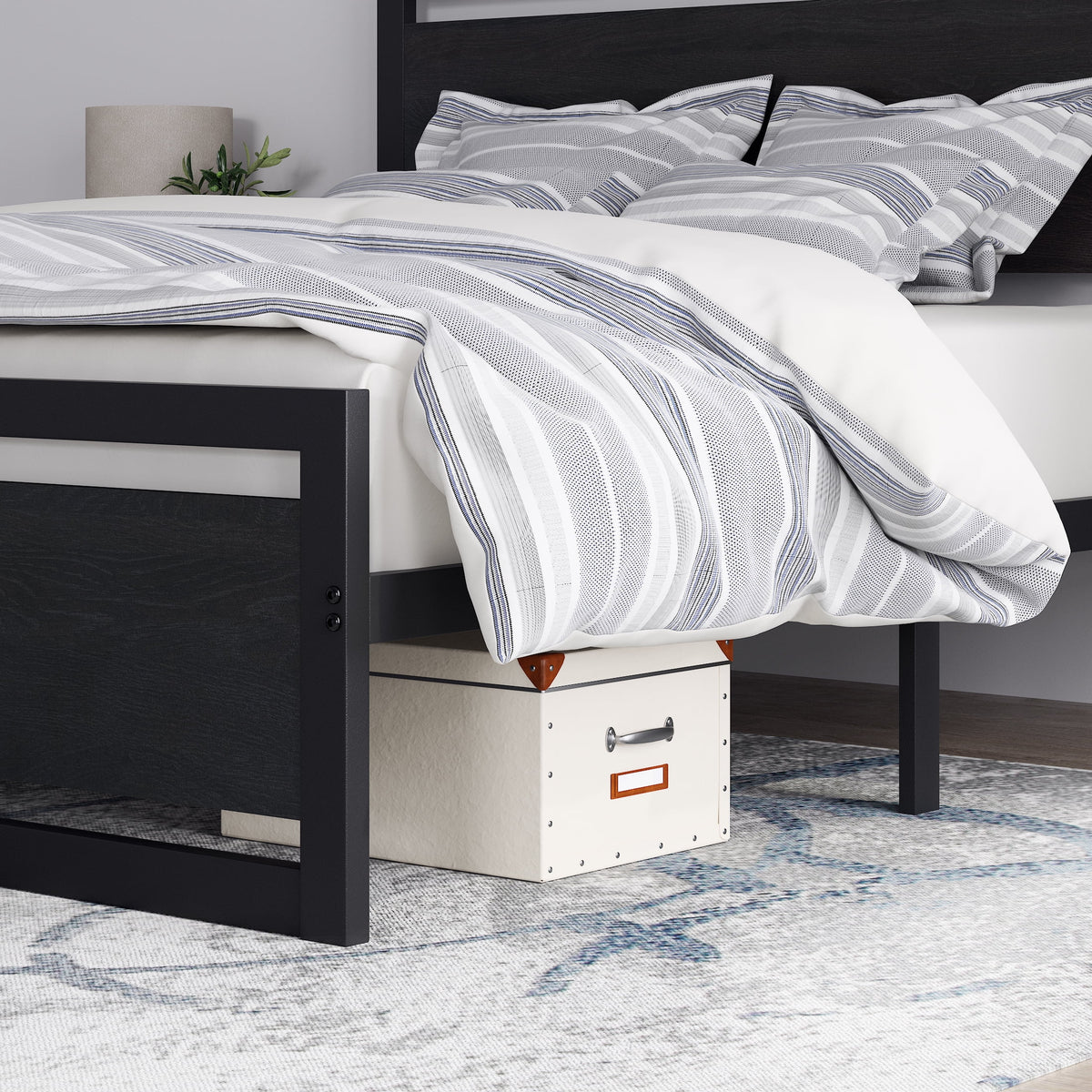 Queen Size Metal Platform Bed Frame with Wooden Headboard Footboard C5418